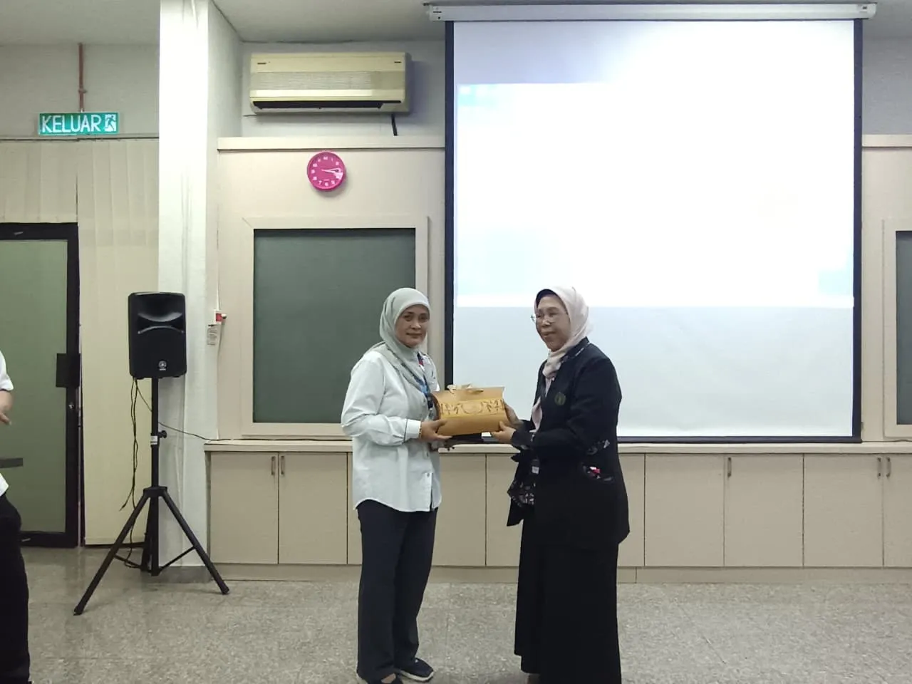 Penyerahan Cinderamata Kunjungan Akademik IFS 2026