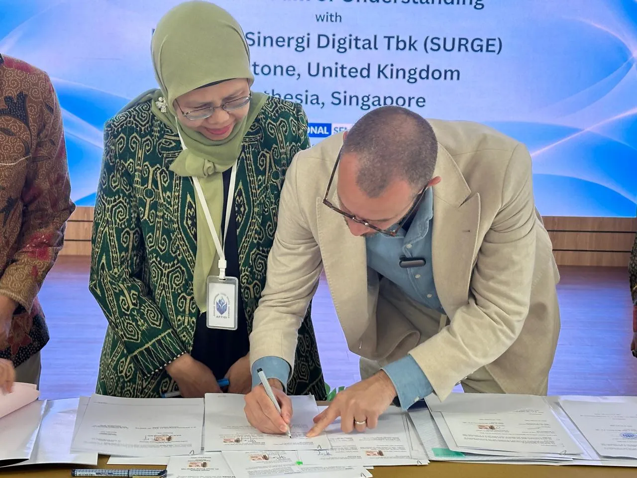Rektor IKIP Siliwangi bersama perwakilan Mindstone saat penandatanganan MoU