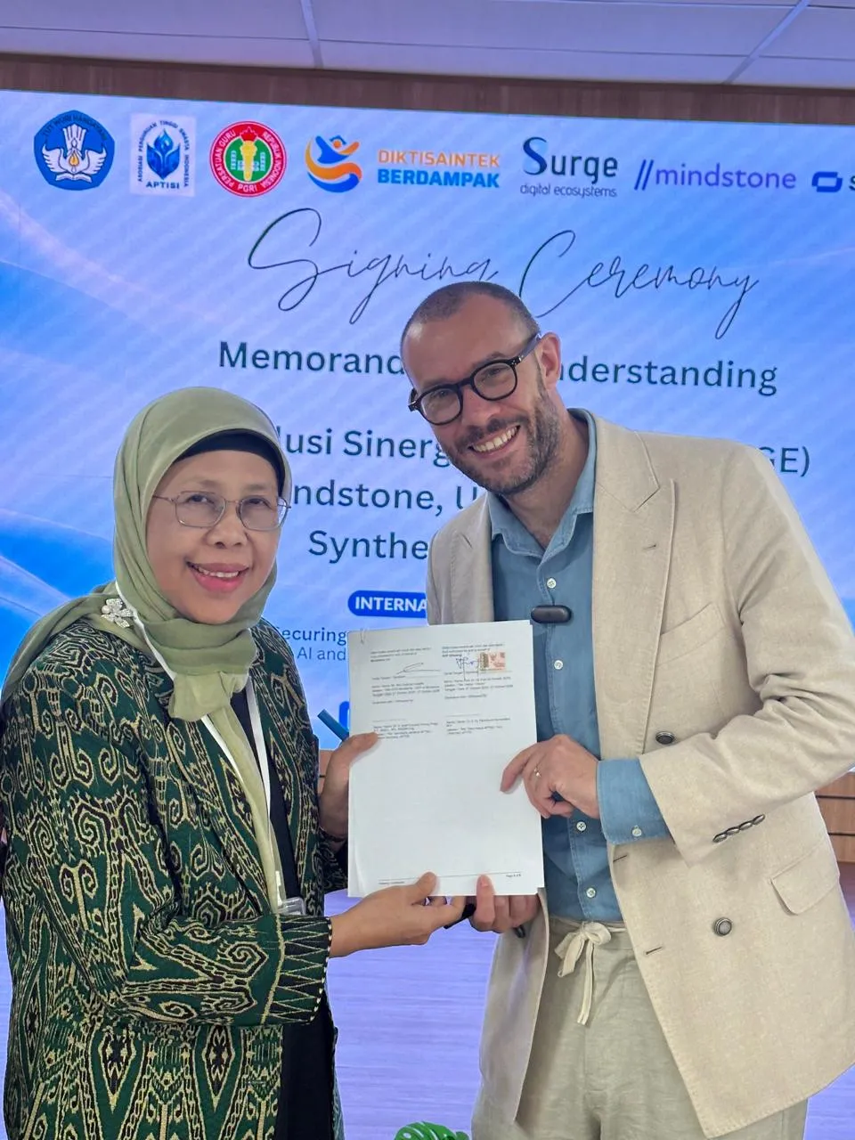 Rektor IKIP Siliwangi menandatangani naskah MoU