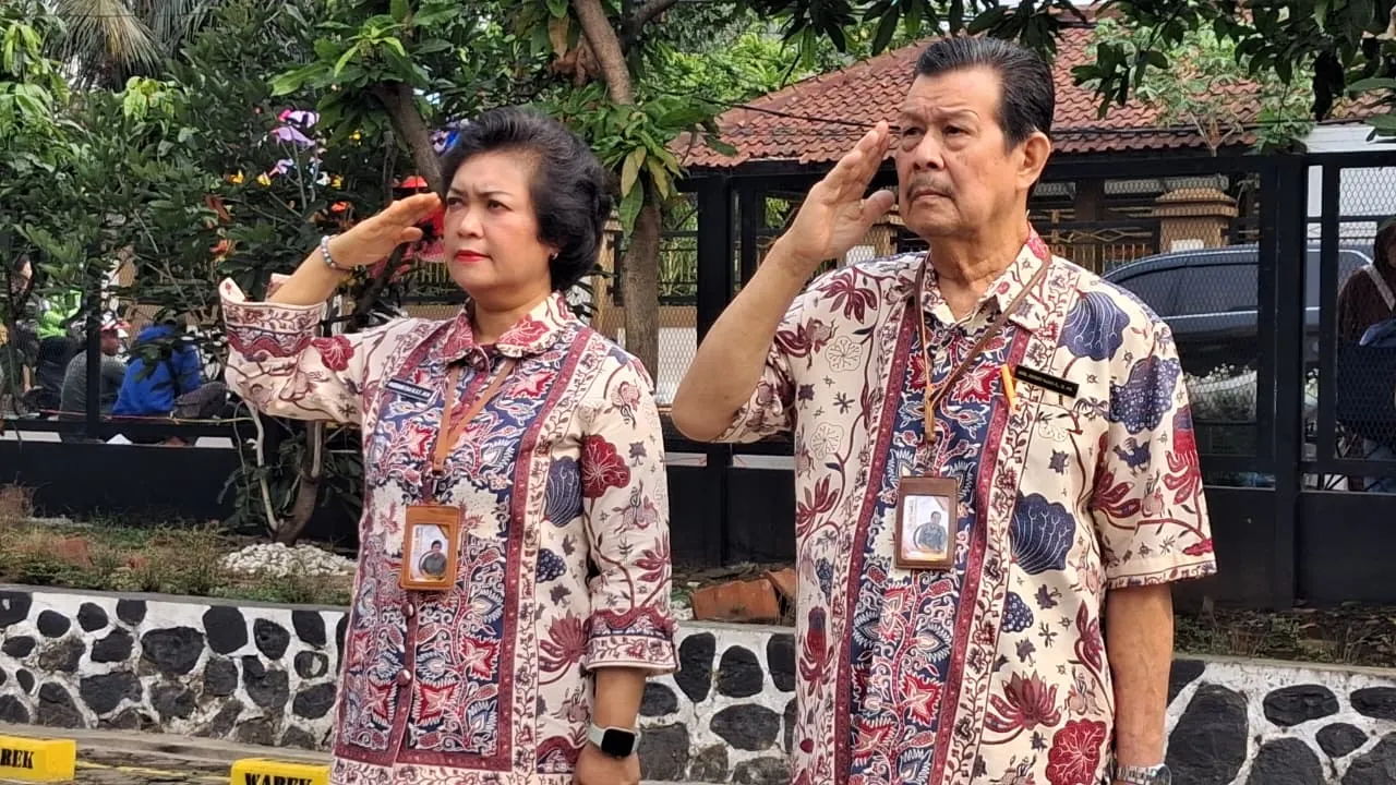Peserta upacara melakukan penghormatan bendera