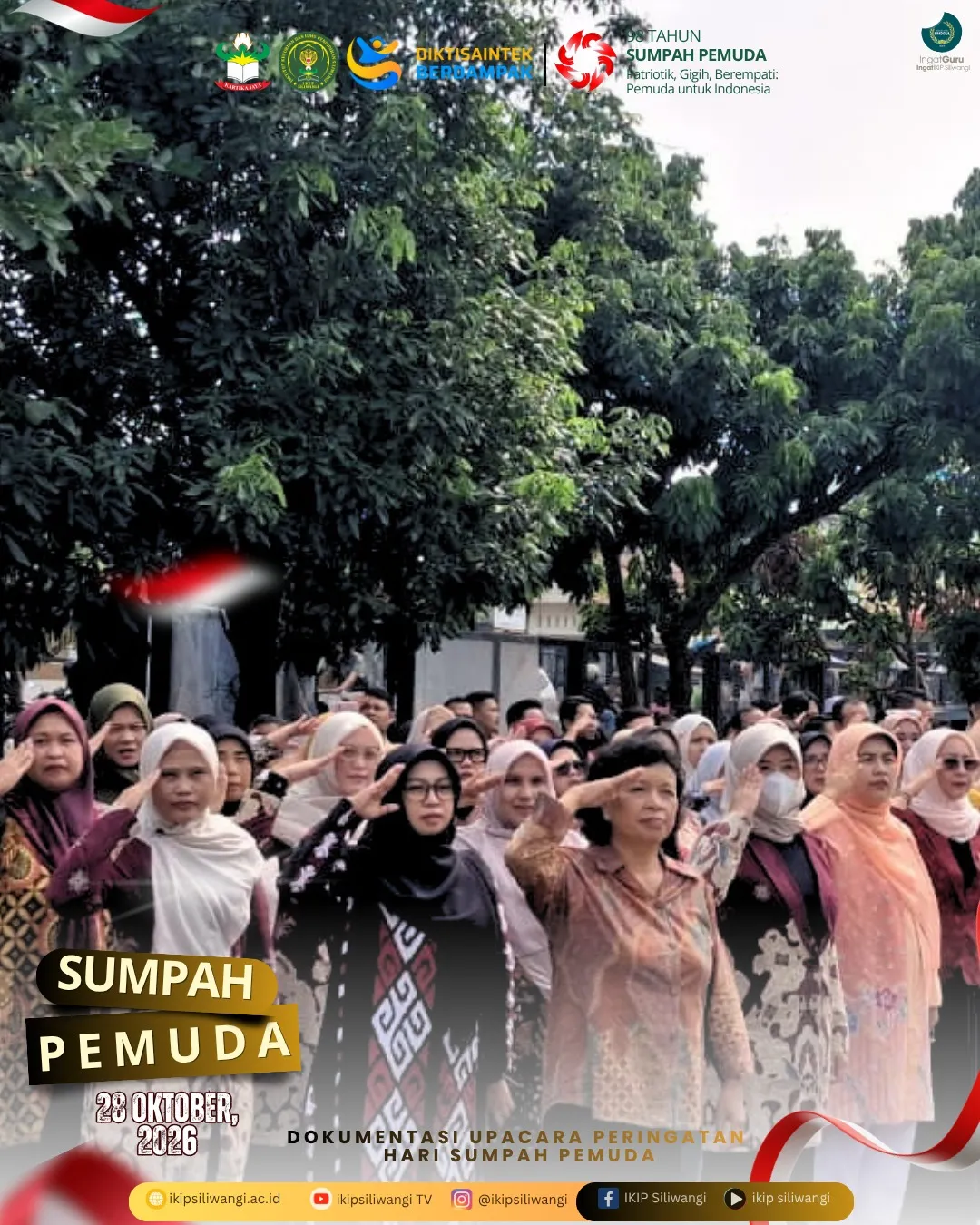 Para dosen melakukan penghormatan saat upacara