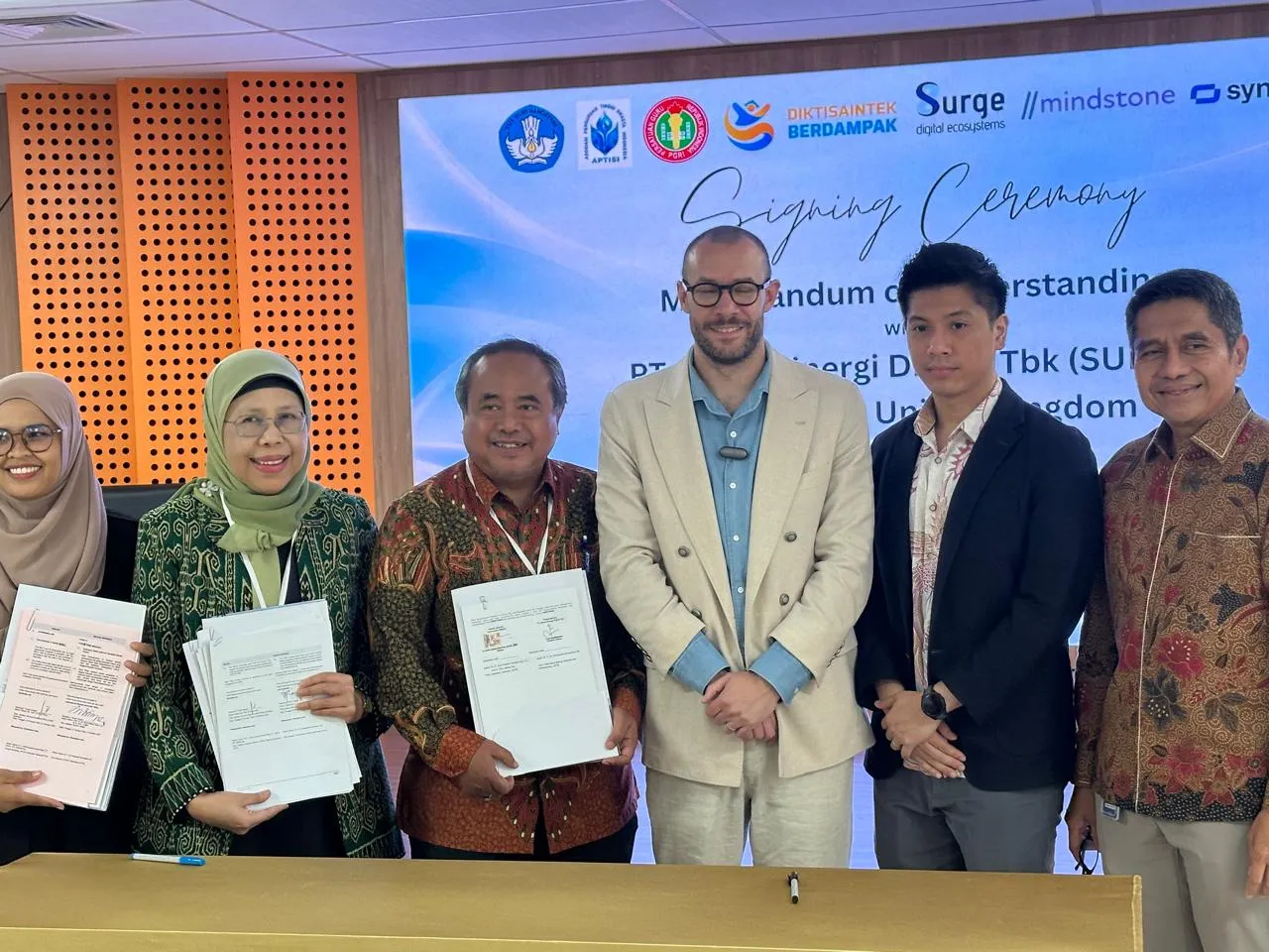 Foto bersama usai penandatanganan MoU IKIP Siliwangi dengan PT Surge, Mindstone, dan Synthesia