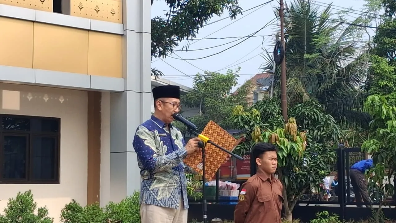 Inspektur upacara membacakan teks pada upacara Hari Sumpah Pemuda ke-98