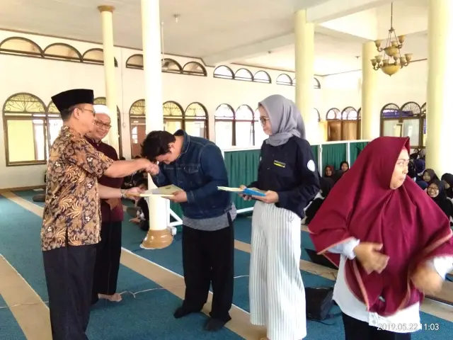 Rektor IKIP Siliwangi Menyerahkan Sertifikat Tutorial PAI IKIP Siliwangi 2019