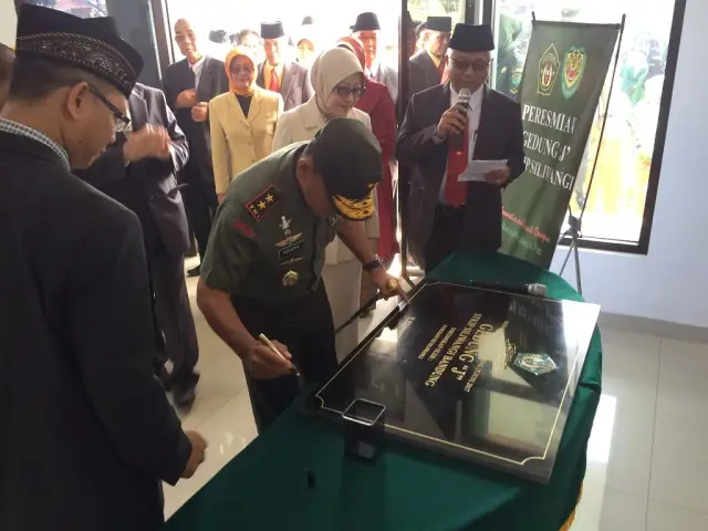 Pangdam III Siliwangi Mayjen TNI M. Herindra dan Ibu Ketua YKJ Cabang XIX Siliwangi Melantik Ketua STKIP Siliwangi dan Meresmikan Gedung Baru Serta Memberi Kuliah Umum