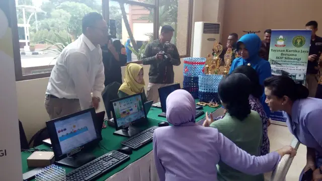 Stand Pameran Pendidikan IKIP Siliwangi Dikunjungi Ibu Panglima TNI