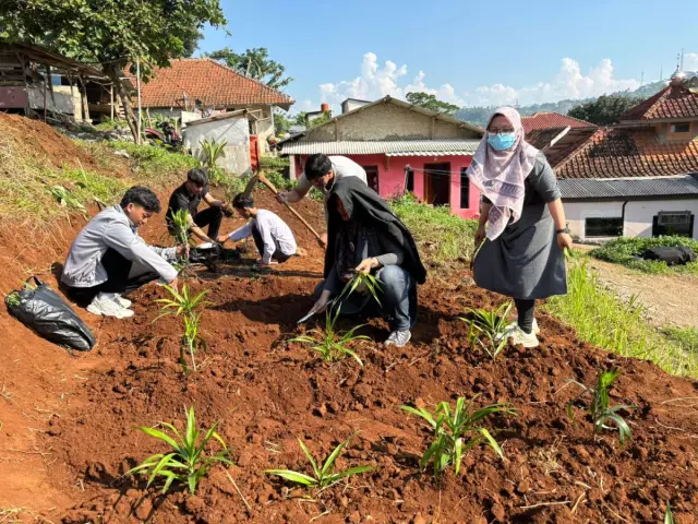 Dosen IKIP Siliwangi Lakukan Aksi Tatanen di Kampus 2 Ciburuy sebagai Tindak Lanjut Program Kampus Berdampak