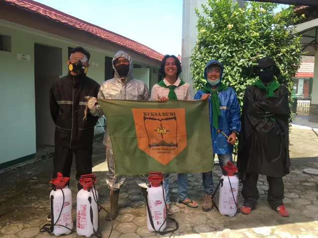 UKM Reksa Bumi Lakukan Penyemprotan Disinfektan di Lingkungan Kampus IKIP Siliwangi