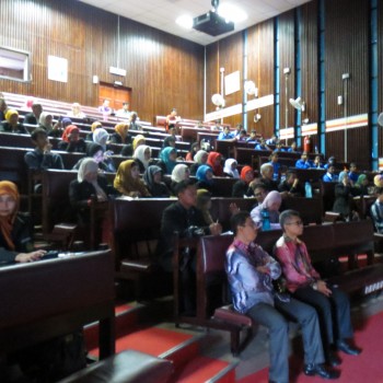 Ketua STKIP Siliwangi Bandung (Dr. H. Heris Hendriana, M.Pd.) Menyampaikan Materi pada Seminar Pendidikian Guru Nusantara di IPG Kampus Temonggong Ibrahim Johor Malaysia