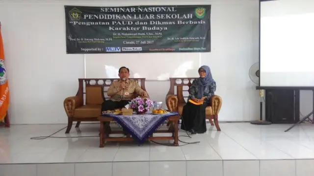 Dr. H. Muhammad Hasbi, M.Pd. menjadi Pemateri dalam Seminar Nasional PLS STKIP Siliwangi