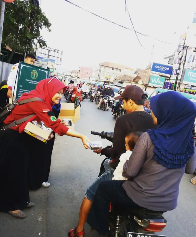 Berbagi berkah Ramadhan bersama Ormawa IKIP Siliwangi