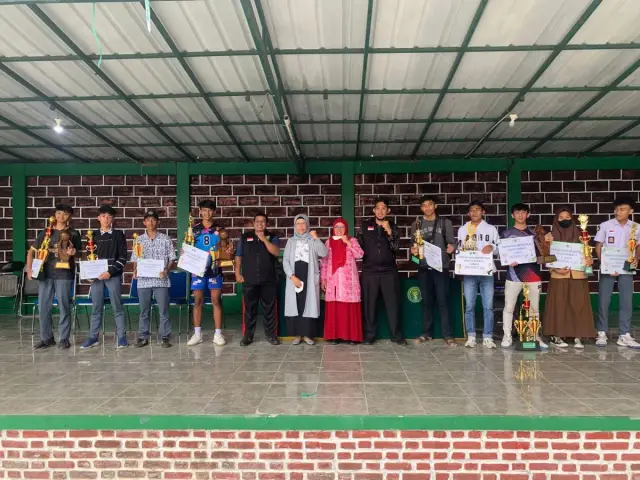 Prosesi Penyerahan Piala Rektor dan Hadiah pada Atlet Berprestasi - IKIP Siliwangi Sport Competition (ISSC) 2022