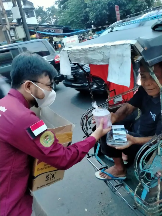 Badan Eksekutif Mahasiswa Gelar bagi Takjil Gratis