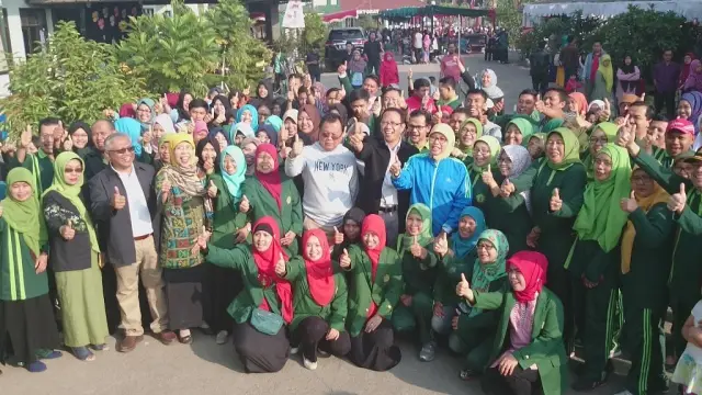 Ibu Dr. Hj. Netty Prasetiyani Heryawan, M.Si dan Kepala Dinas KUMKM Jabar Membuka Bazar Kewirausahaan Mahasiswa STKIP Siliwangi dan UKM Jabar