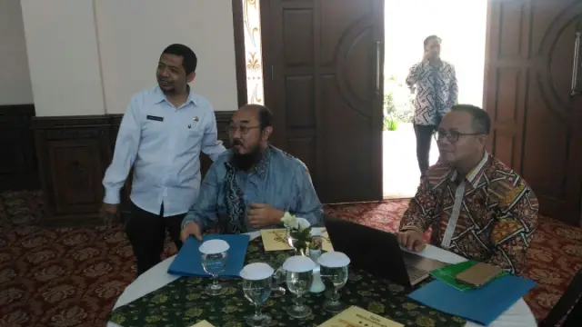 Rektor IKIP Siliwangi Terima Penghargaan Penelitian 2017 dari BP2D Jabar