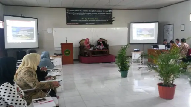 Dra. Hj. Desmelita, M.Sc. menyampaikan Sosialisasi Kebijakan Riset dan Pengabdian Masyarakat oleh Dosen