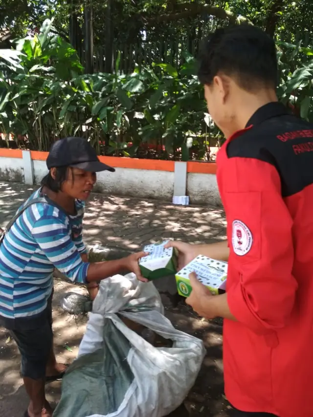 Peduli Masyarakat, IKIP Siliwangi Gelar Program Jumat Berkah