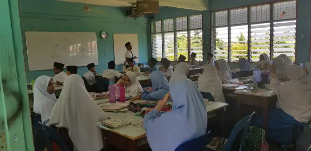Ketua STKIP Siliwangi Bandung bersama Rombongan Menyampaikan Materi di Sekolah Formal di Thailand