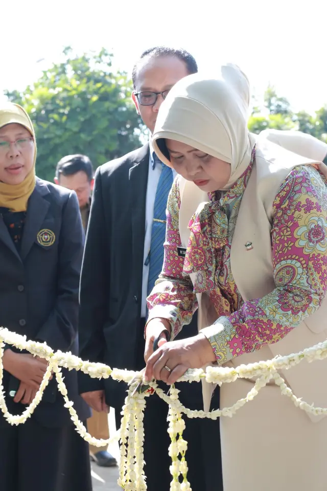 Pemotongan Pita Tandai Peresmian Gedung Baru Rektorat IKIP Siliwangi