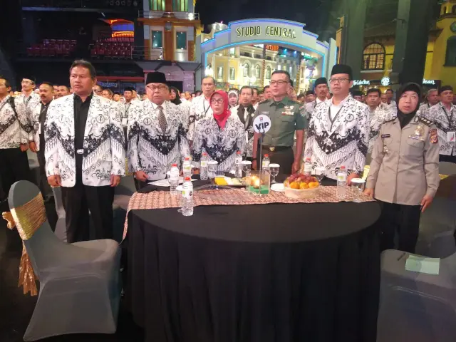 Dukung Perkembangan Organisasi Profesi Guru, Rektor IKIP Siliwangi Hadiri Konfrensi PGRI Jawa Barat