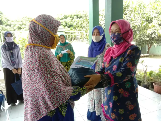 Bentuk Kepedulian dan Pengabdian, Lab Daycare IKIP Siliwangi Serahkan Sembako Bagi yang Membutuhkan