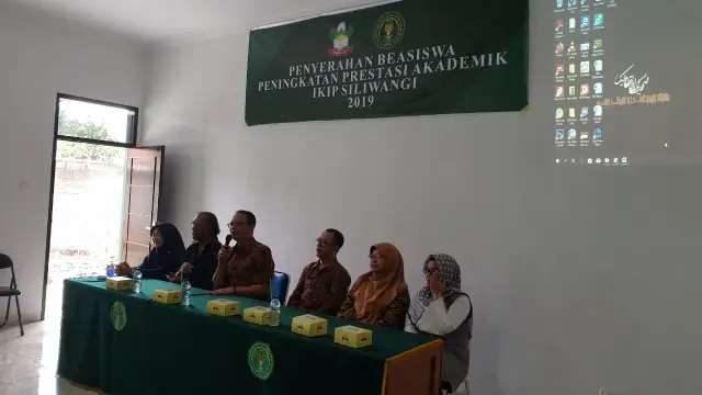 Dukung Program Peningkatan Pendidikan Tinggi, IKIP Siliwangi Serahkan Beasiswa Pendidikan Bagi Mahasiswa