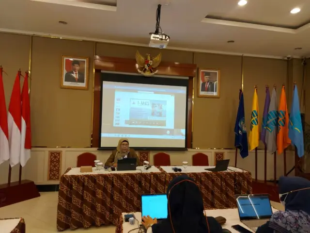Rektor IKIP Siliwangi Pembicara - Review Kurikulum Berbasis OBE Mendukung Program MBKM