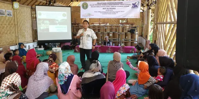 Dukung Citarum Harum, IKIP Siliwangi Gelar Pelatihan Kewirausahaan bagi Nelayan Jaring Apung Bendungan Saguling