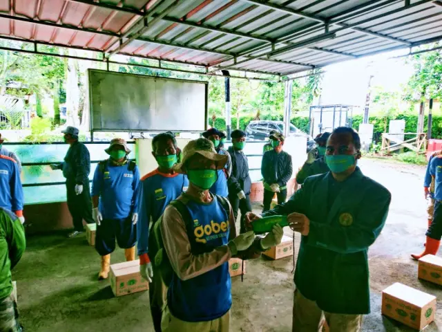 Mahasiswa Program Pascasarjana Pendidikan Masyarakat, IKIP Siliwangi Bagikan Masker Gratis