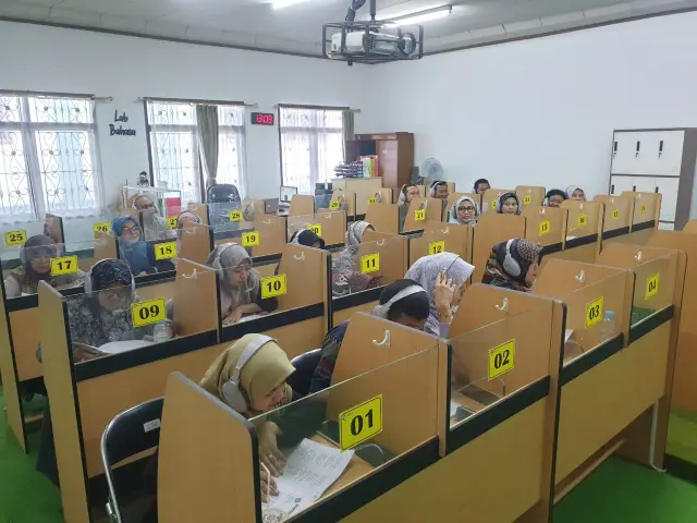 Tes TOEFL Dosen IKIP Siliwangi Pacu Ikuti Program Beasiswa Micro-Credetial