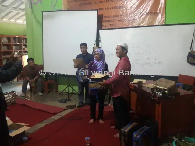 Pengabdian Kepada Masyarakat dalam Pemanfaatan Eceng Gondok Sebagai Bahan Handycraft