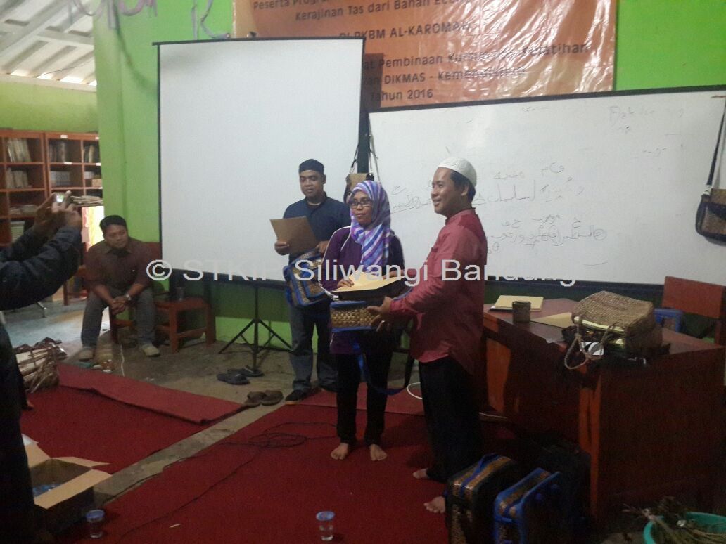 Pengabdian Kepada Masyarakat dalam Pemanfaatan Eceng Gondok Sebagai Bahan Handycraft